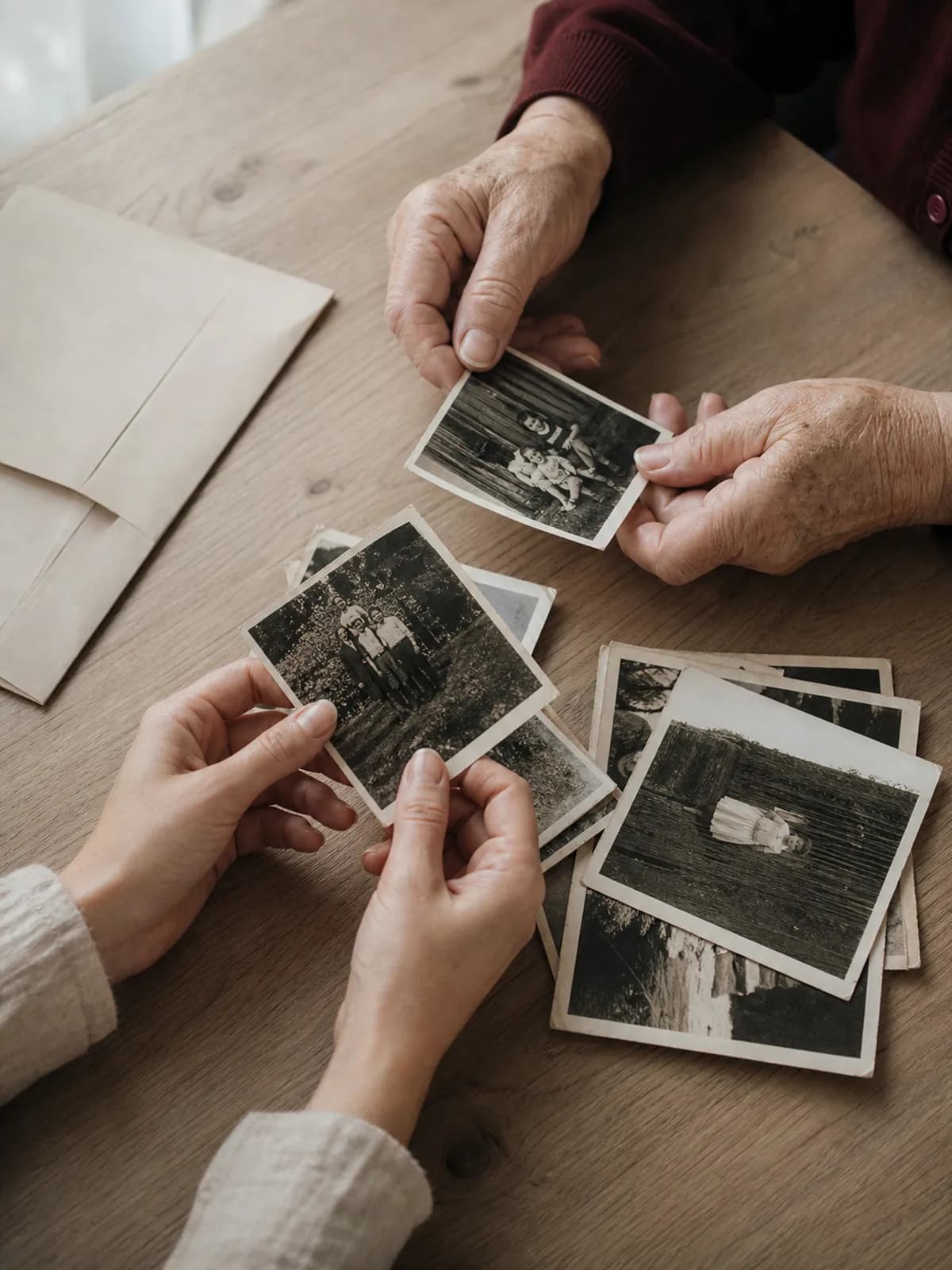 Родные вместе рассматривают старую семейную фотографию